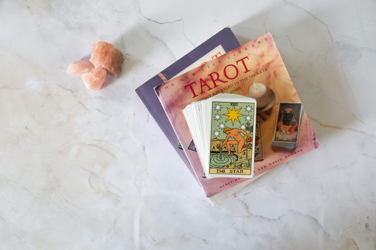 Explorer le Tarot Persan : Méthodes et Symboles